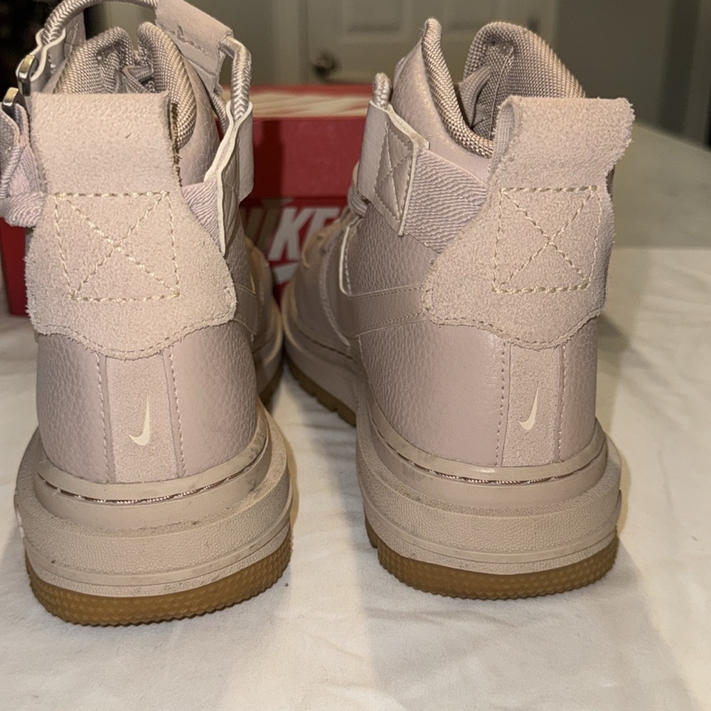 Nike Air Force 1 Utility 2.0
Fossil Stone (Women's)
Women’s size 8 - Picture 5 of 7